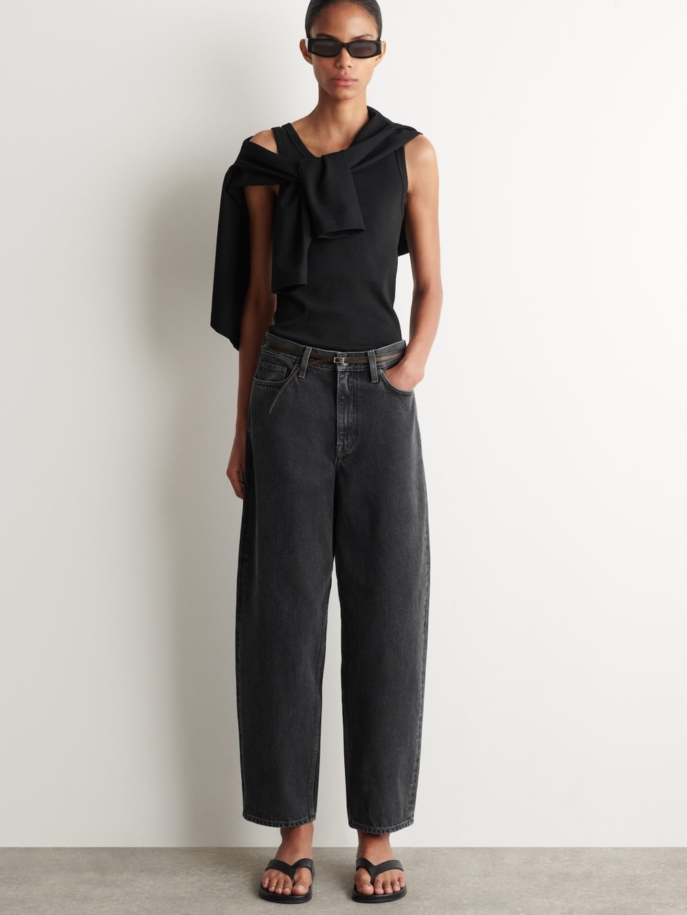 COS size 24 Women’s ARCH TAPERED JEANS